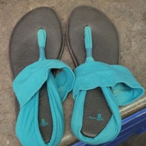 Sanuk turquoise sandals size 11